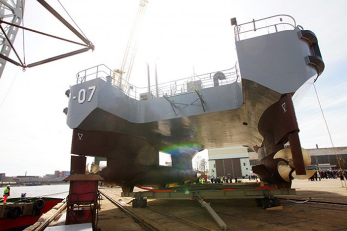 Dự án tàu tuần tra hai thân của Latvia do công ty đóng tàu Abeking & Rasmussen của Đức thiết kế chế tạo sử dụng công nghệ đóng tàu được phát triển trong những năm 1990.